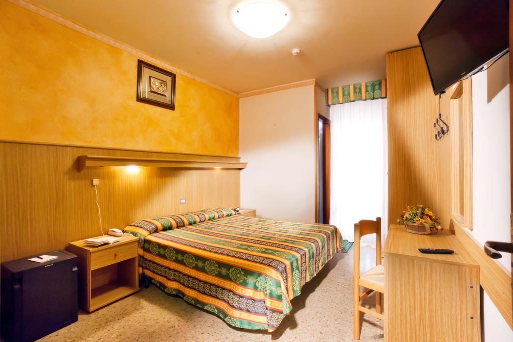 Hotel Kennedy Bibione Szoba fotó